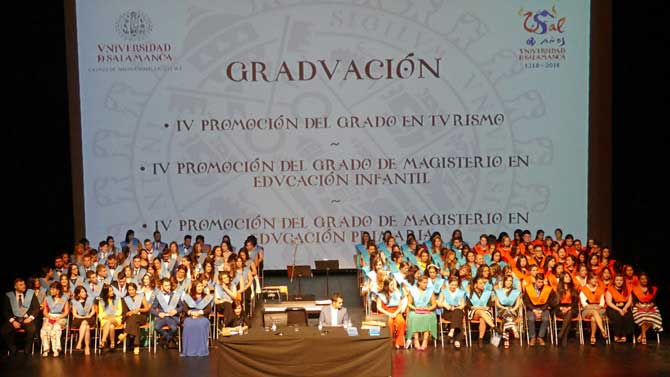 imagen de archivo de una graduaci&oacute;n de la Escuela de Educaci&oacute;n y Turismo.
