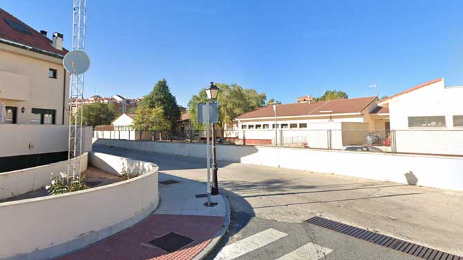 Camino del Cerezo, detr&aacute;s del Centro Residencial Infantas.