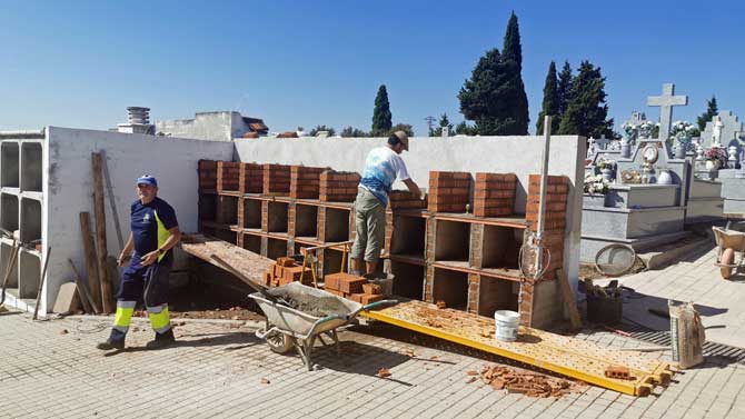 Nuevos columbarios en el cementerio de Candeleda.