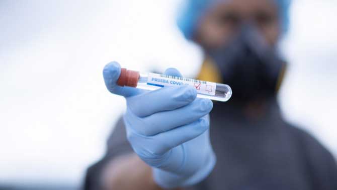 Una sanitaria muestra una prueba de Covid-19.