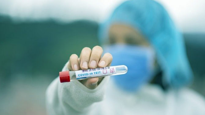 Sanitaria con una prueba de la Covid-19.