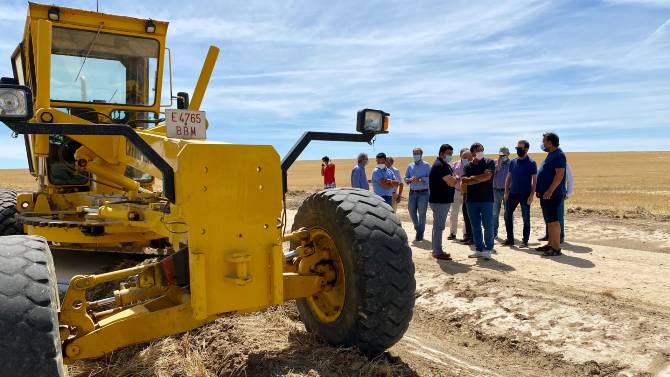 El presidente de la Diputaci&oacute;n en los trabajos contra los topillos en Horcajo de las Torres.