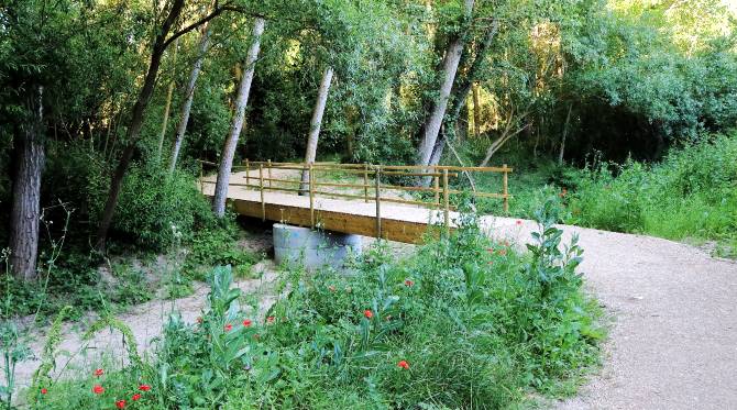 Pontón sobre uno de los canales del río Adaja en el nuevo tramo del paseo fluvial. Foto: Juan C.López.