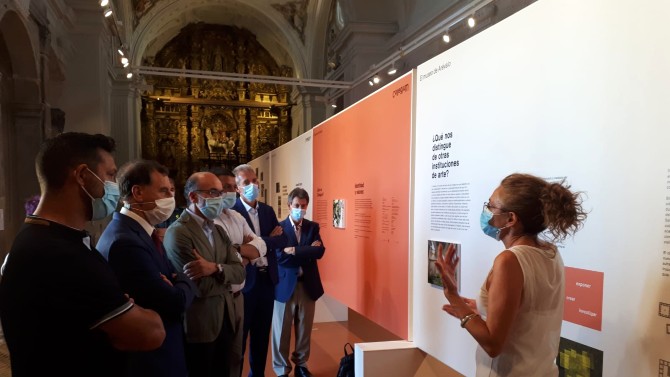 El consejero de Cultura visita la exposición del proyecto Colegium.
