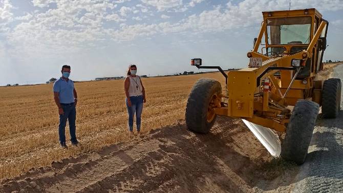 El diputado de Agricultura con la alcaldesa de Langa.
