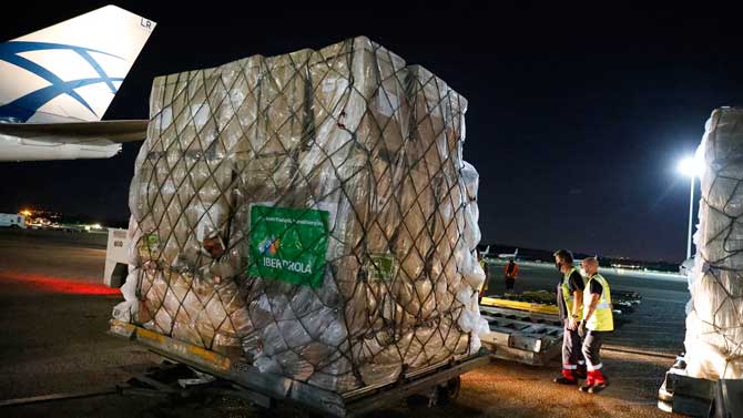 Llegada de los respiradores de Iberdrola al aeropuerto de Barajas.