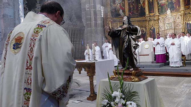 Celebraci&oacute;n en la Catedral de &Aacute;vila en el centenario de Santa Teresa.
