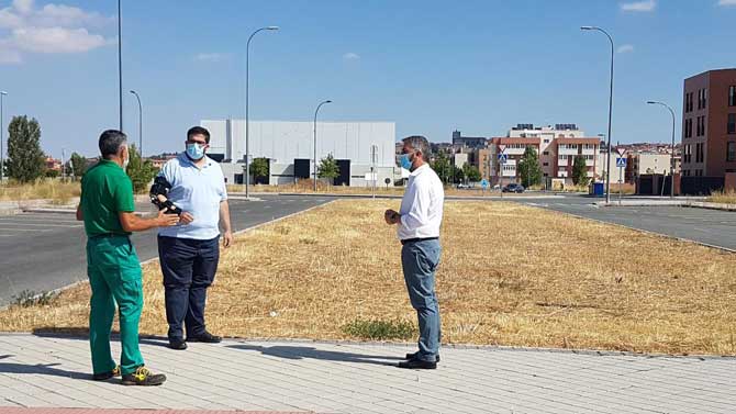 El alcalde y el concejal de Obras en una zona donde se ha desbrozado.