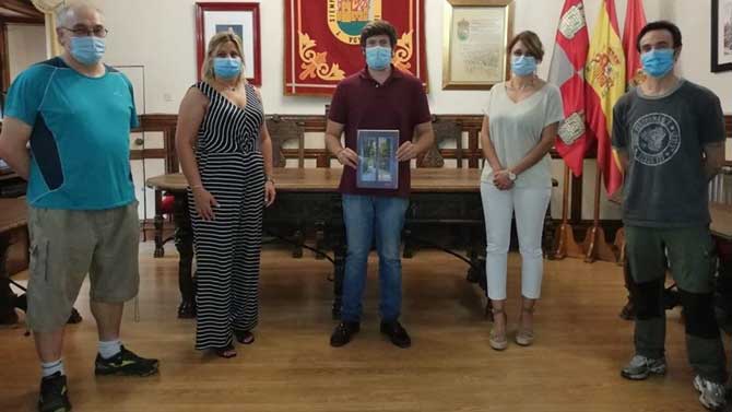 Entrega al Ayuntamiento del primer ejemplar del libro de ferias y fiestas de Arenas de San Pedro.
