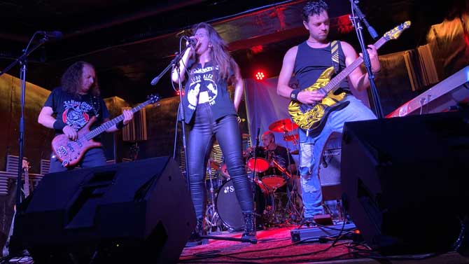 Nueva formación de Kylowatios en un concierto en Madrid.