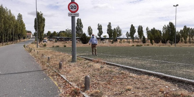 Campo de f&uacute;tbol junto a la carretera de acceso a Natur&aacute;vila.