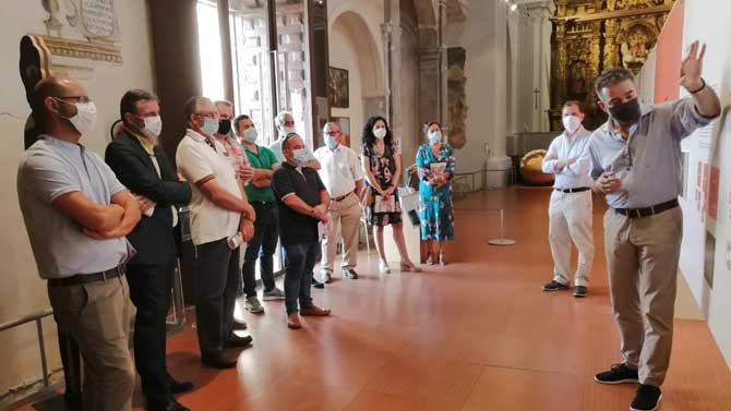 Visita de los alcaldes de La Mora&ntilde;a a la exposici&oacute;n 'Collegium'.