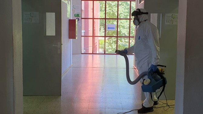 Deisnfección de un centro educativo en Cebreros.