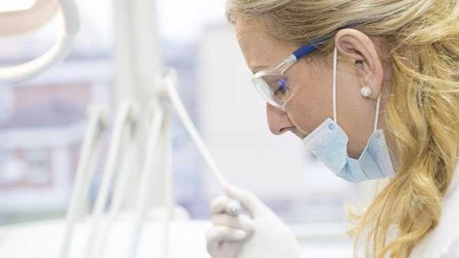 Una sanitaria en un laboratorio.