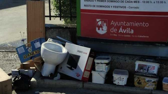 Residuos a la puerta del Punto Limpio, el martes.