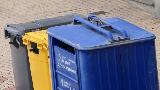 Contenedores en una calle de &Aacute;vila.