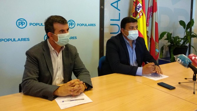 Juan Pablo Mart&iacute;n y Carlos Garc&iacute;a en rueda de prensa.