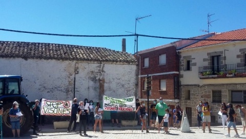 Concentración en Peguerinos contra la granja de visones en Santa María de la Alameda.