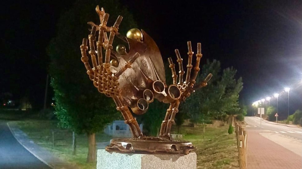 Escultura homenaje a las víctimas de la Covid en Martiherrero.
