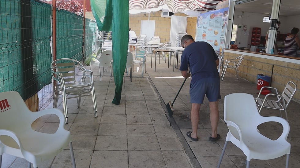 Voluntarios ayudan a limpiar la piscina de Sotalbo