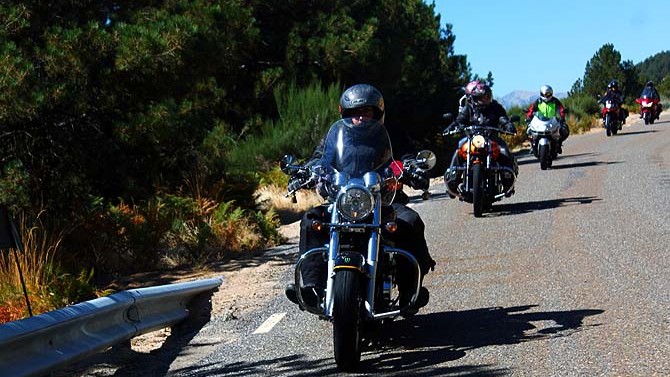 Motorisras en una carretera de Ávila.