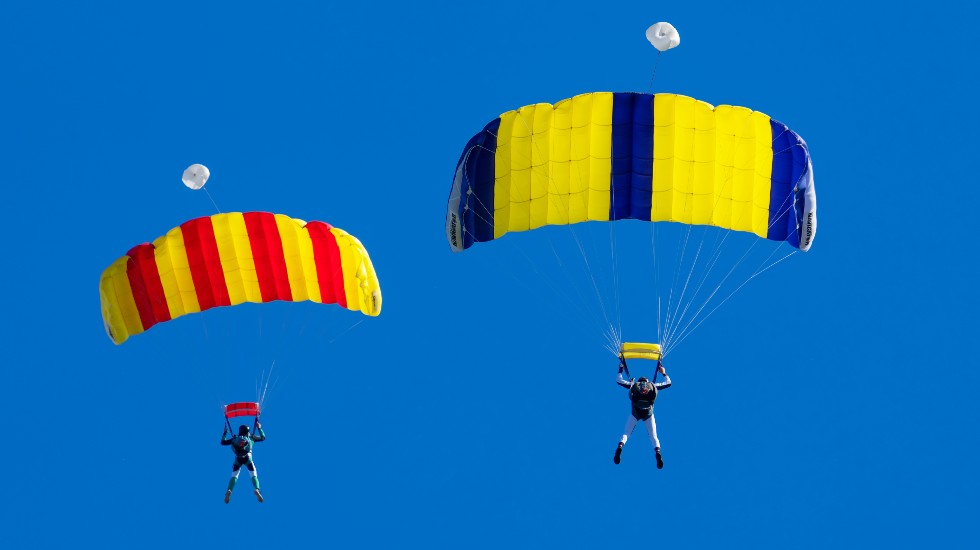 Parapentistas en vuelo.
