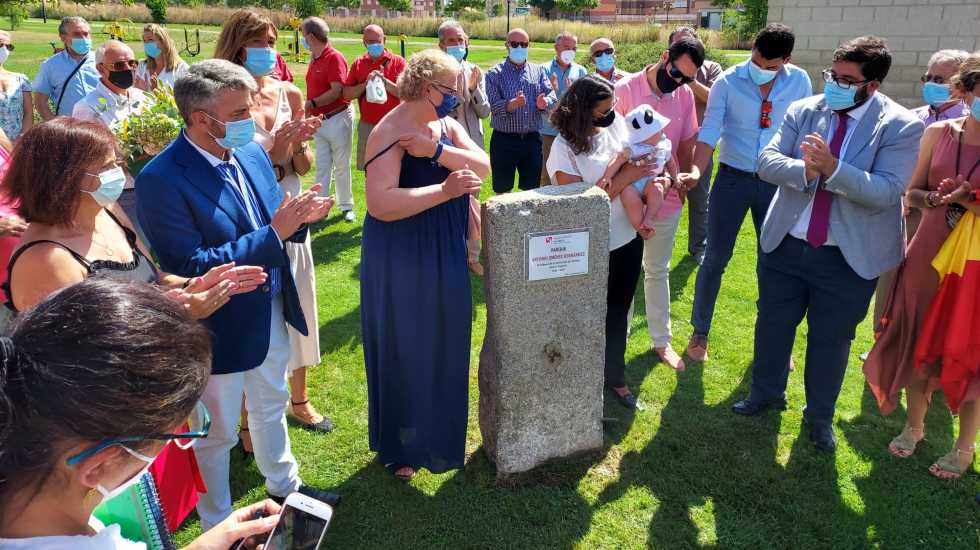 Descubrimiento del monolito con el nombre de Antonio Jiménez en un parque de la avenida de la Juventud.