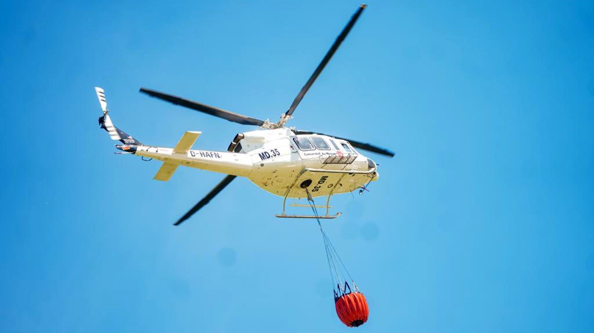 Helicóptero trabajando contra el fuego este verano.