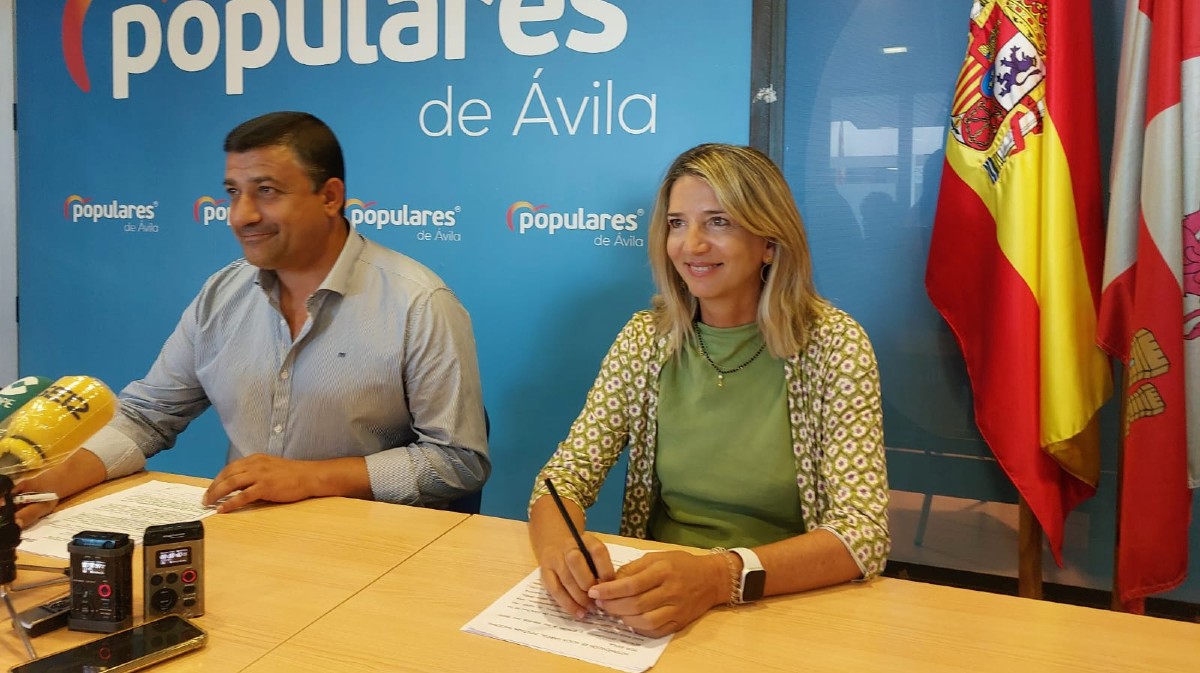 Carlos García y Alicia García en rueda de prensa.