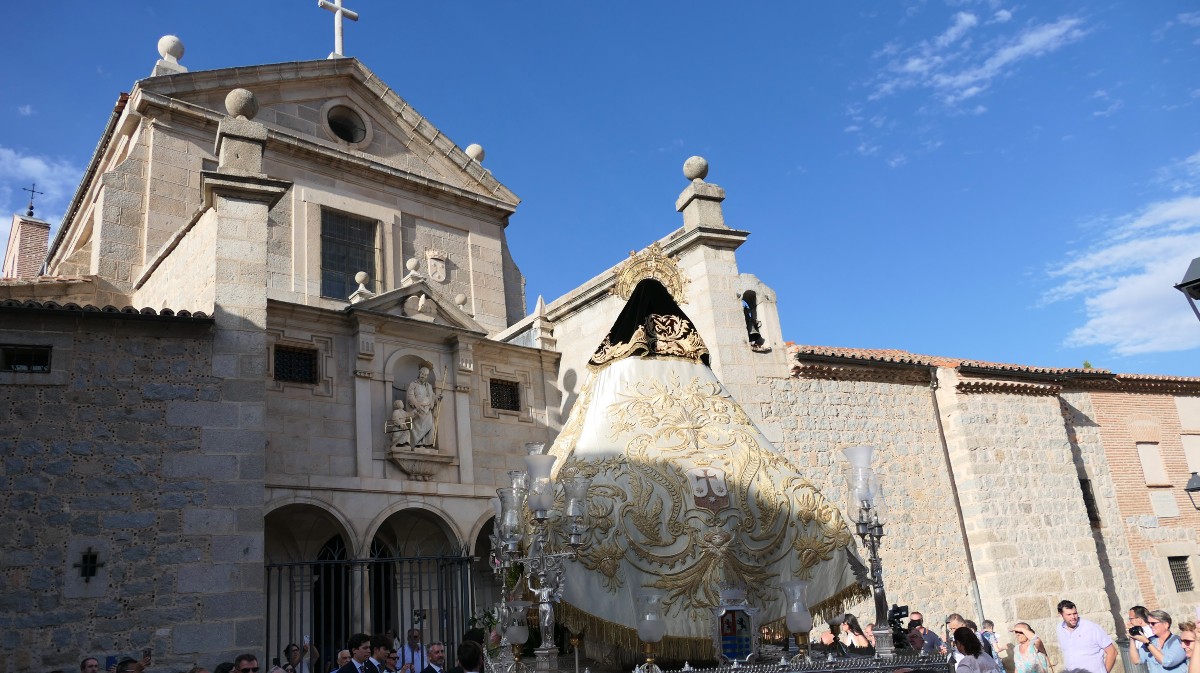 La imagen de Santa Teresa a su llegada al convento de San José en la procesión del miércoles.