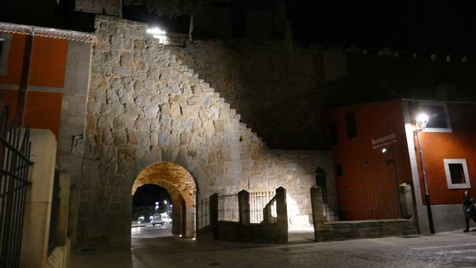 Iluminación de la muralla en el arco de San Vicente.