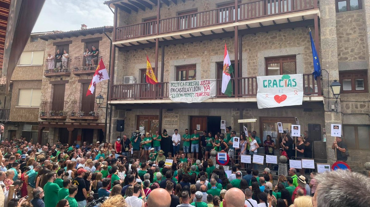Concentración de protesta en Pedro Bernardo tras el reciente incendio.