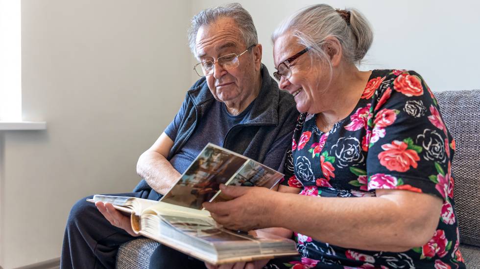 Imagen de archivo de dos personas mirando fotografías.