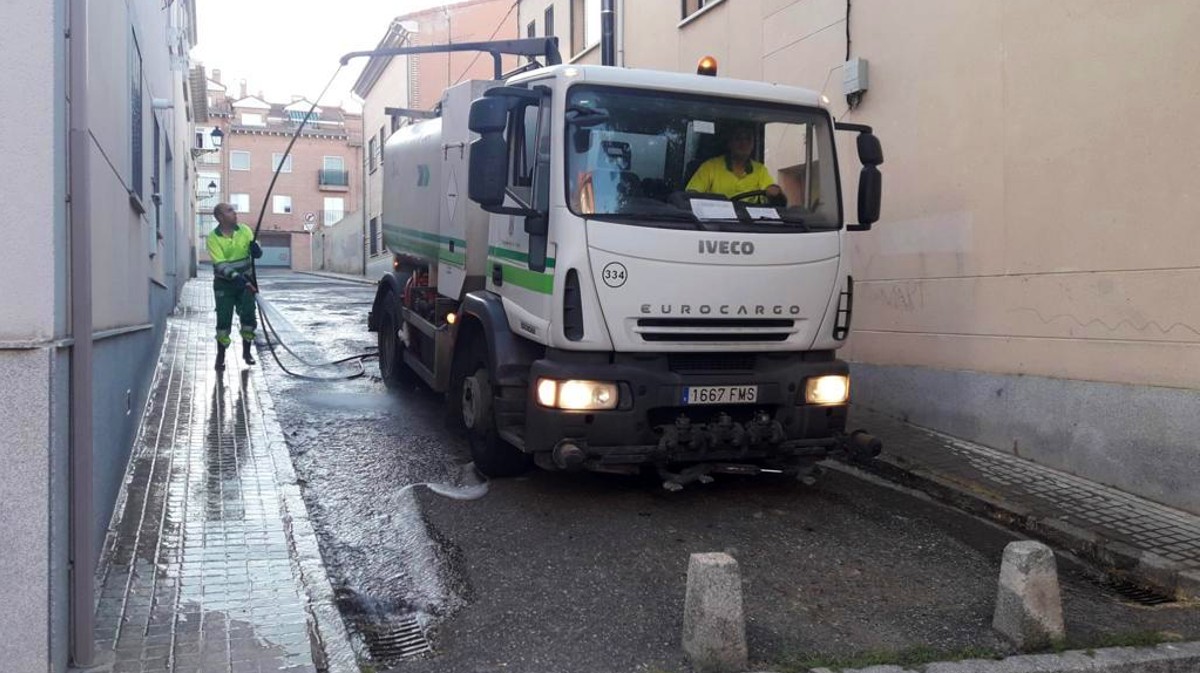 Baldeo en calles de Ávila.