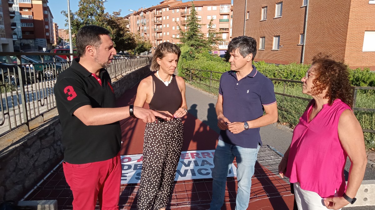 Los concejales del PSOE en el carril biici de Rodríguez Sahagún.