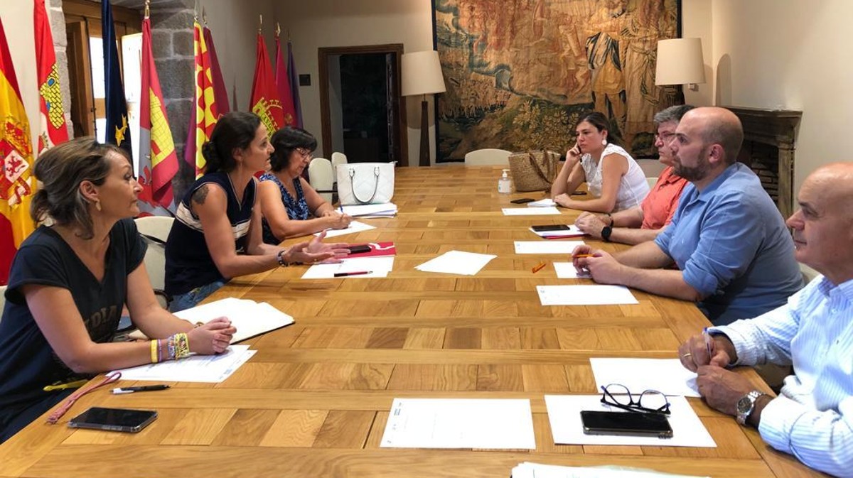 Reunón entre Ayuntamiento de Ávila, CEOE, UGT  y CCOO.