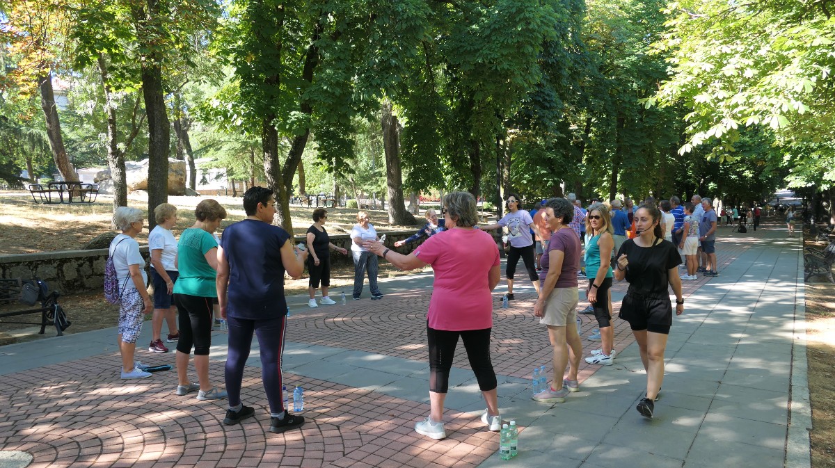 Participantes en el prpgrama 'Gimnasia en los parrques' en el jardín de San Antonio, este martes.