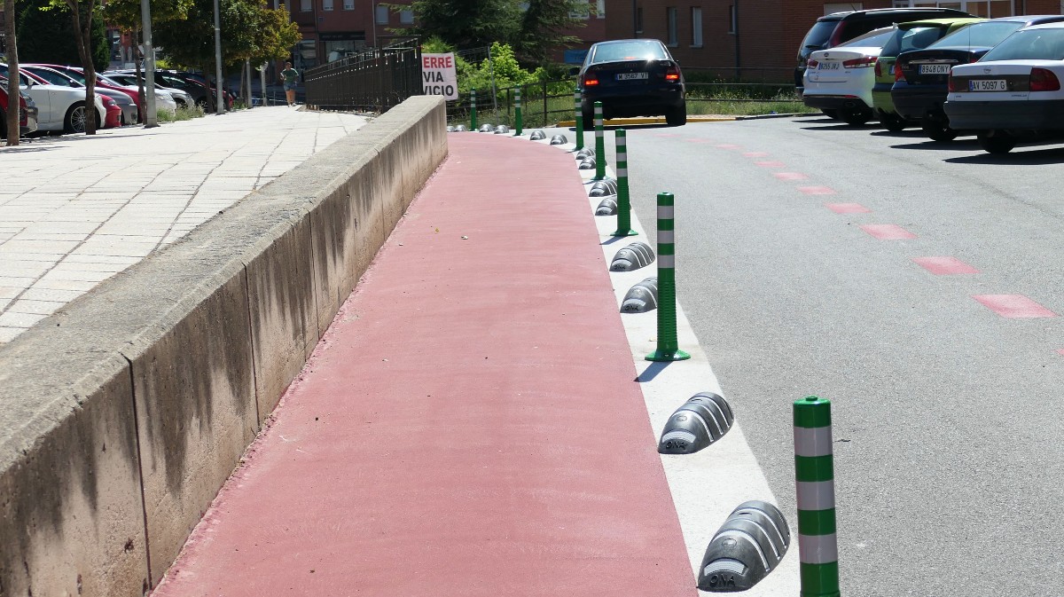 Carril bici en la vía de servicio de Rodríguez Sahagún.