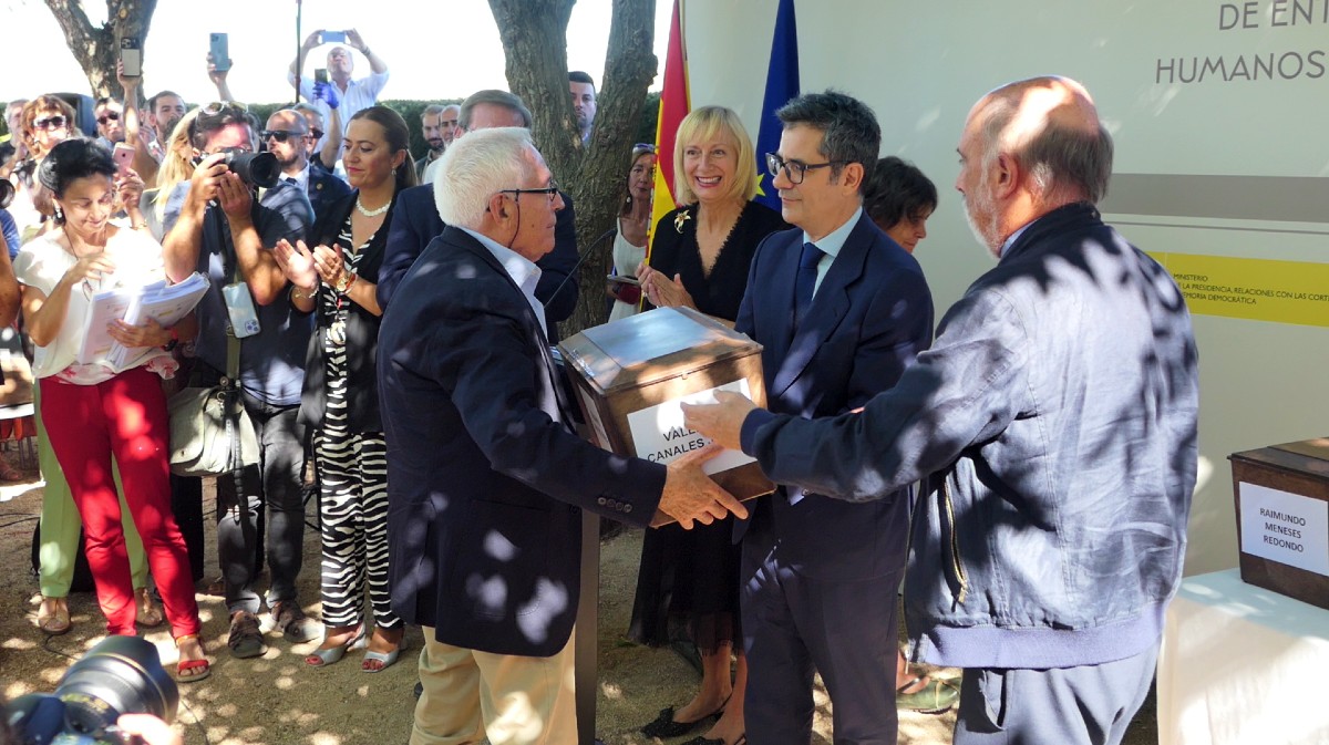 Entrega de los restos exhumados en el Valle de Cuelgamuros a sus familias.