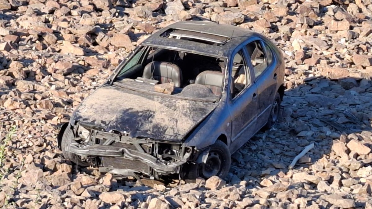 Seat León abandonado en la orilla del embalse de El Burguillo.