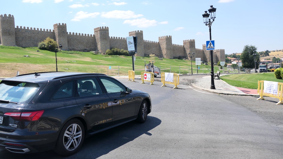 Comienzo de la Operación Asfalto ante la muralla.