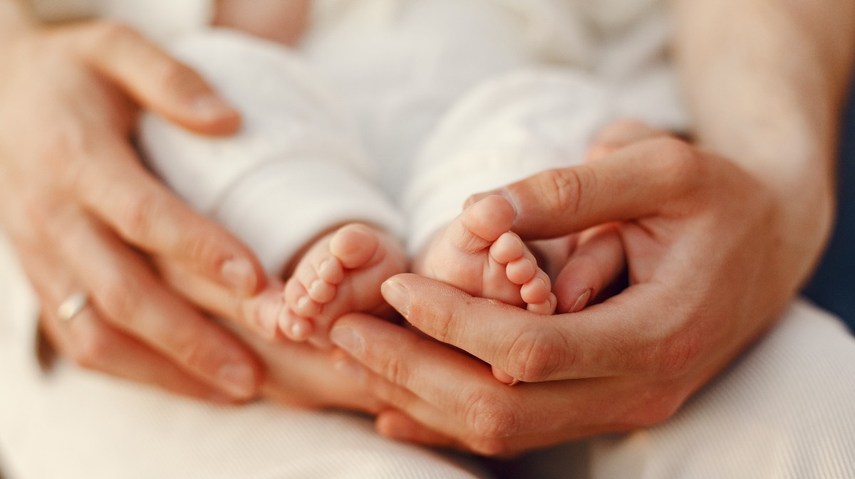 Imagen de archivo de una madre sujetando a un bebé.