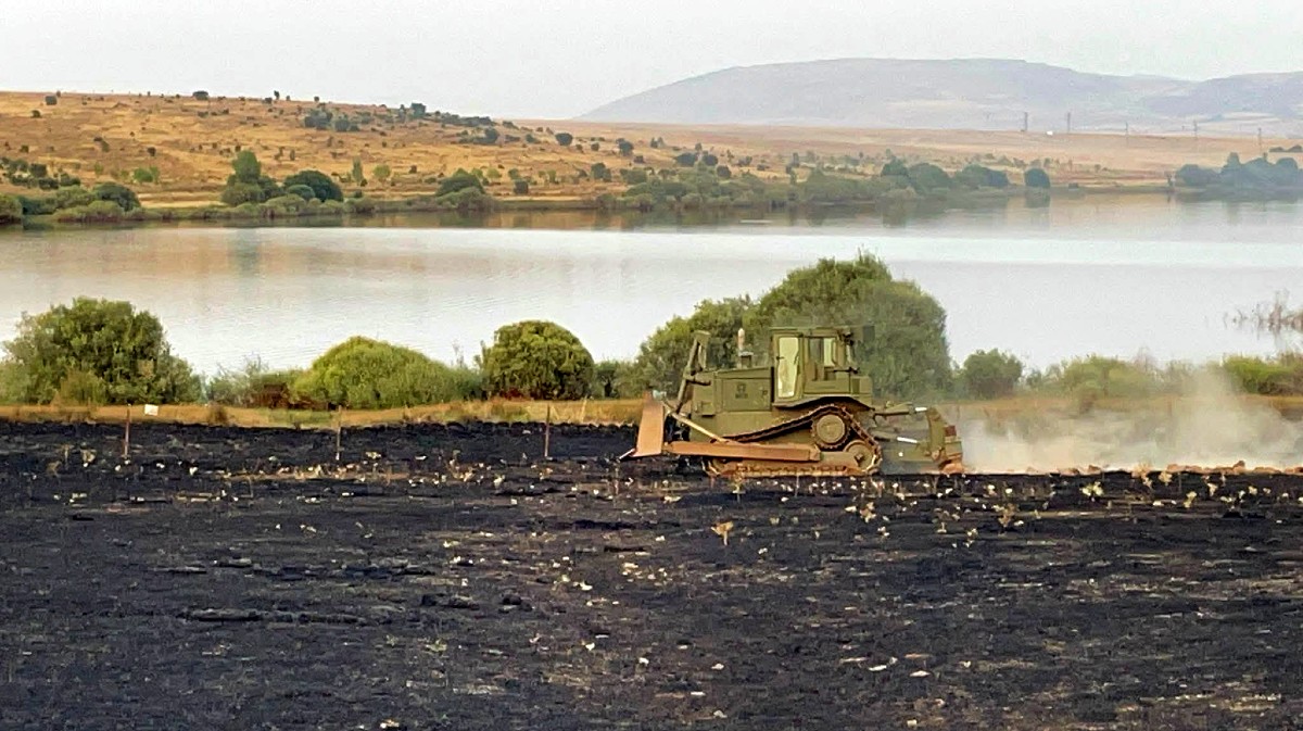Un duldócer del Ejérciro trabajo junto al embalse de Serones.