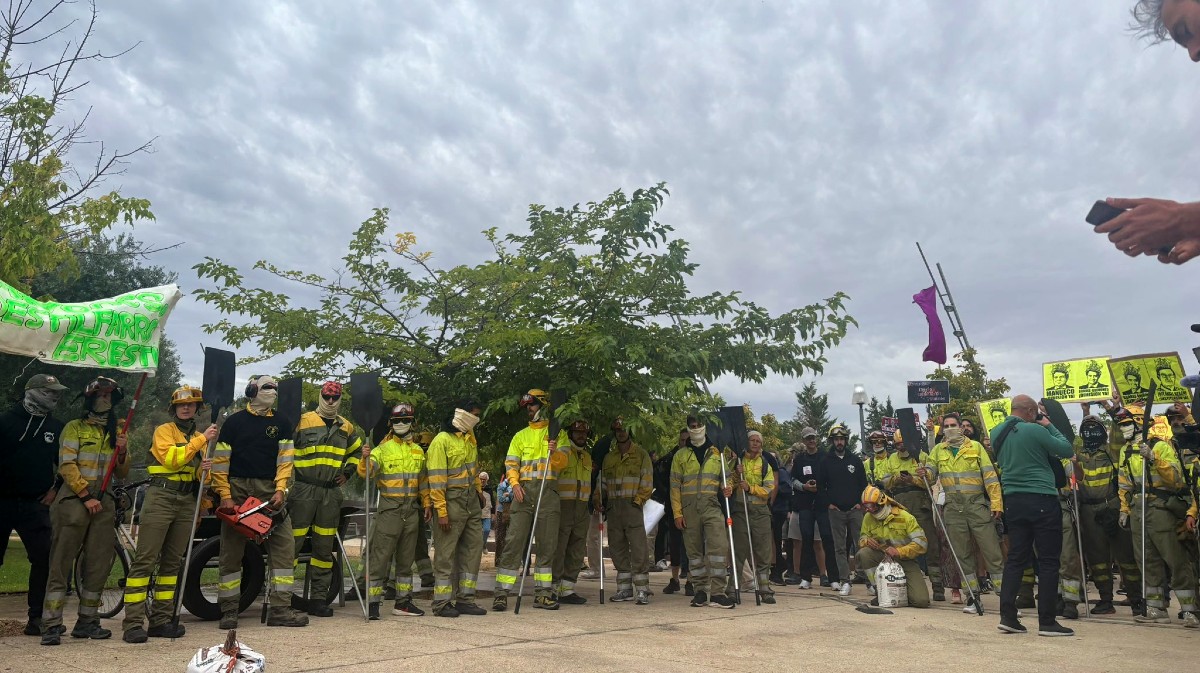 Concentración ante las Cortes para exigir medidas contra los incendios. Foto: @UGTCyL.