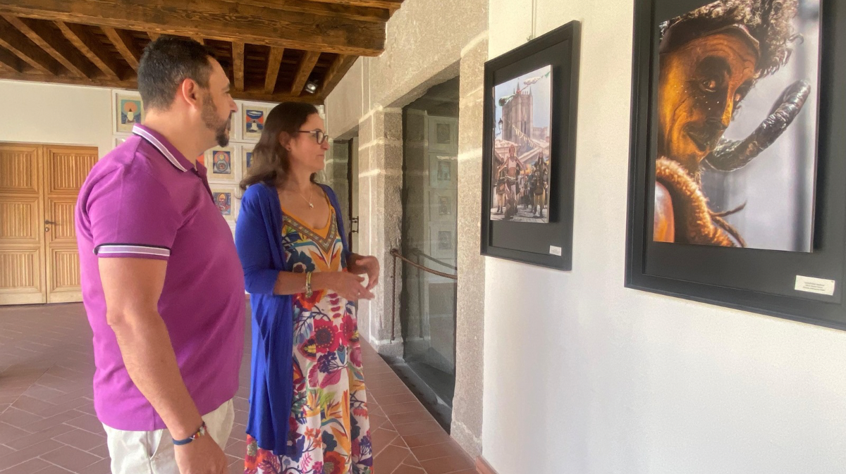 SonsolesPrieto, junto a Alberto Acebes en la exposición de fotografía medieval