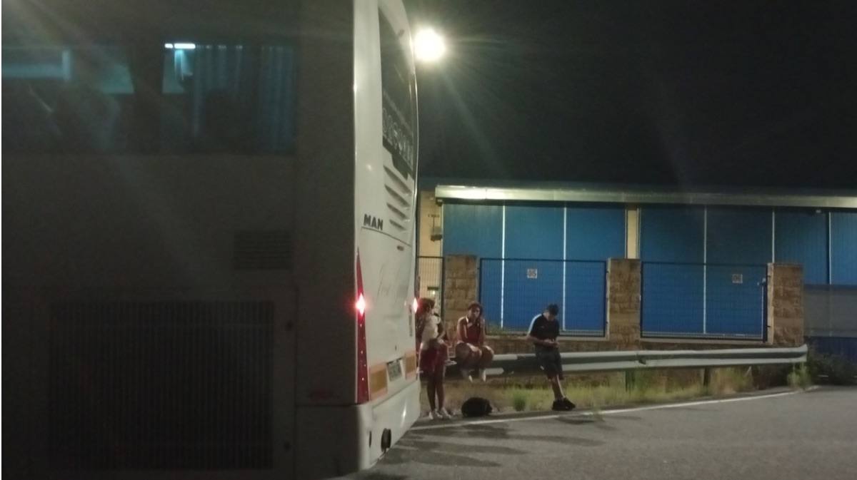 Los pasajeros del autobús averiado despertando una alternativa