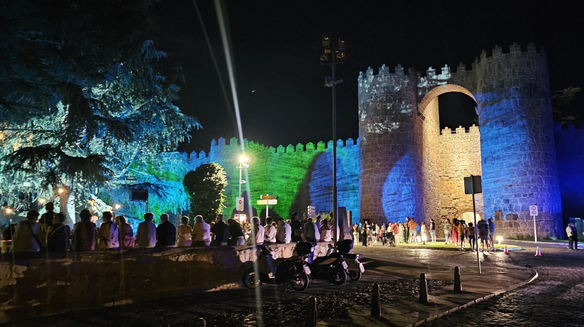 Espectáculo ‘Ávila Enlight’ en el jardín de San Vicente.