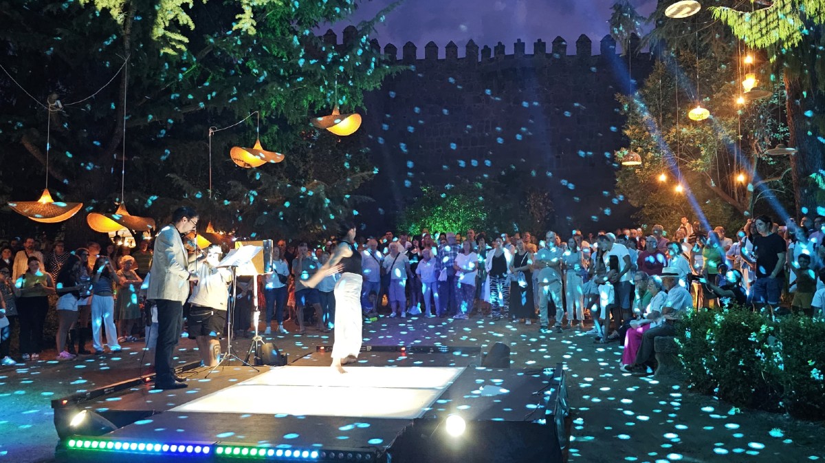 Espectáculo ‘Ávila Enlight’ en el jardín de San Vicente.