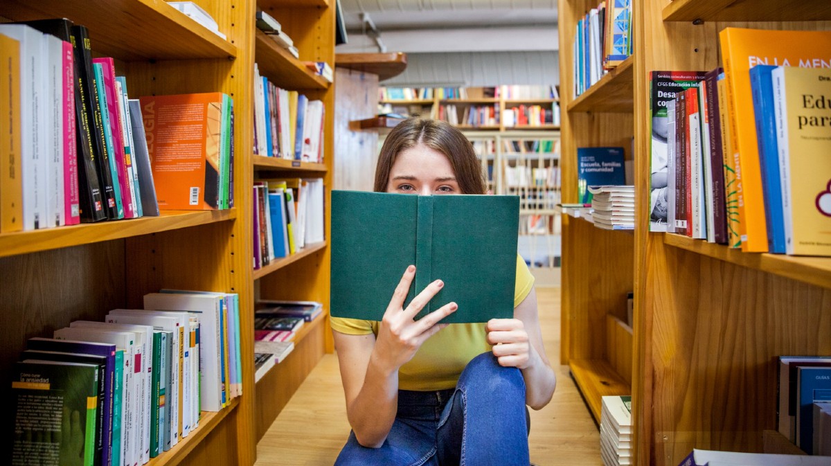 Imagan de archivo de una alumna en una biblioteca.