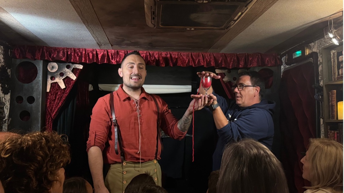 El artista H&eacute;ctor San Segundo, junto a una persona del p&uacute;blico